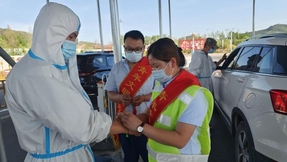 为明确送去祝福（拍摄：王嘉。.jpg