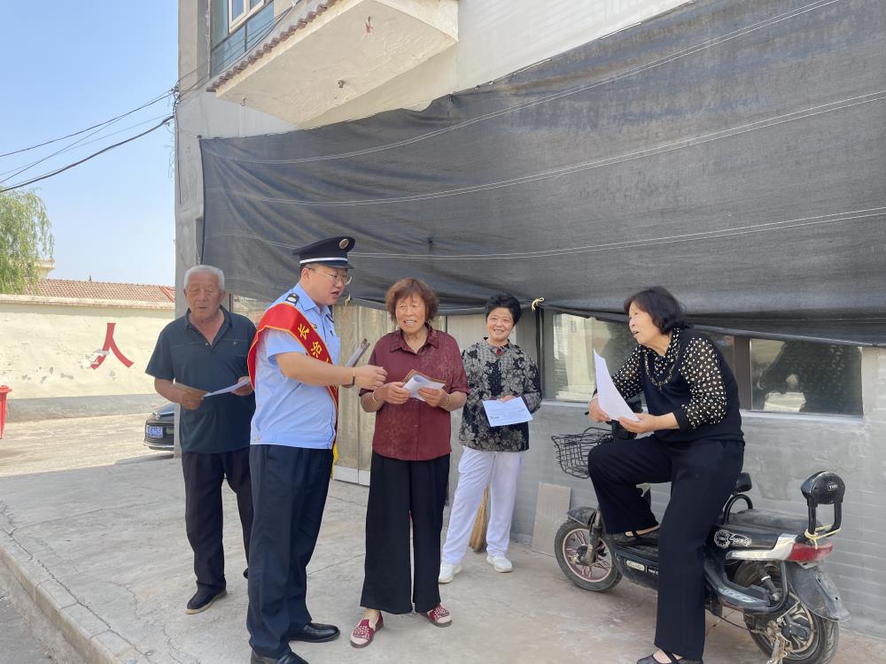 原恿桓：入户宣传，做好周边群众清静教育.jpg